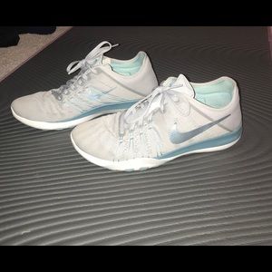 Like new nike tennis shoes
